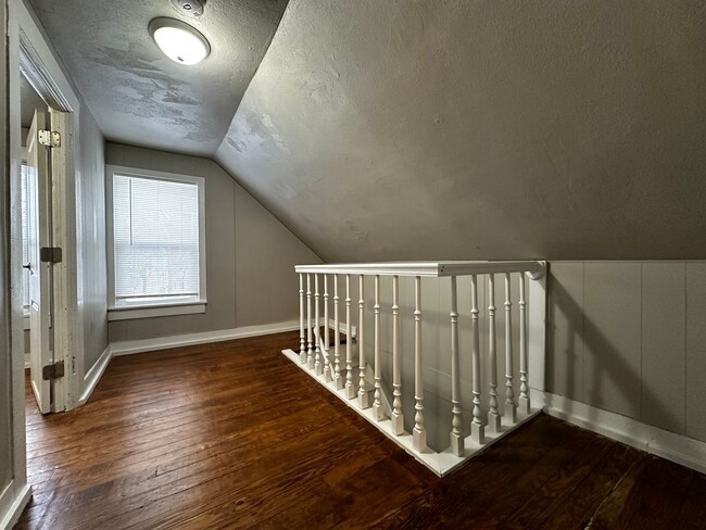 Building Photo - Recently Renovated 3 Bedroom 1 Bath Single...