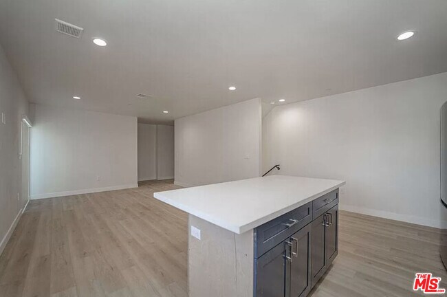 Building Photo - 204 E 29th St