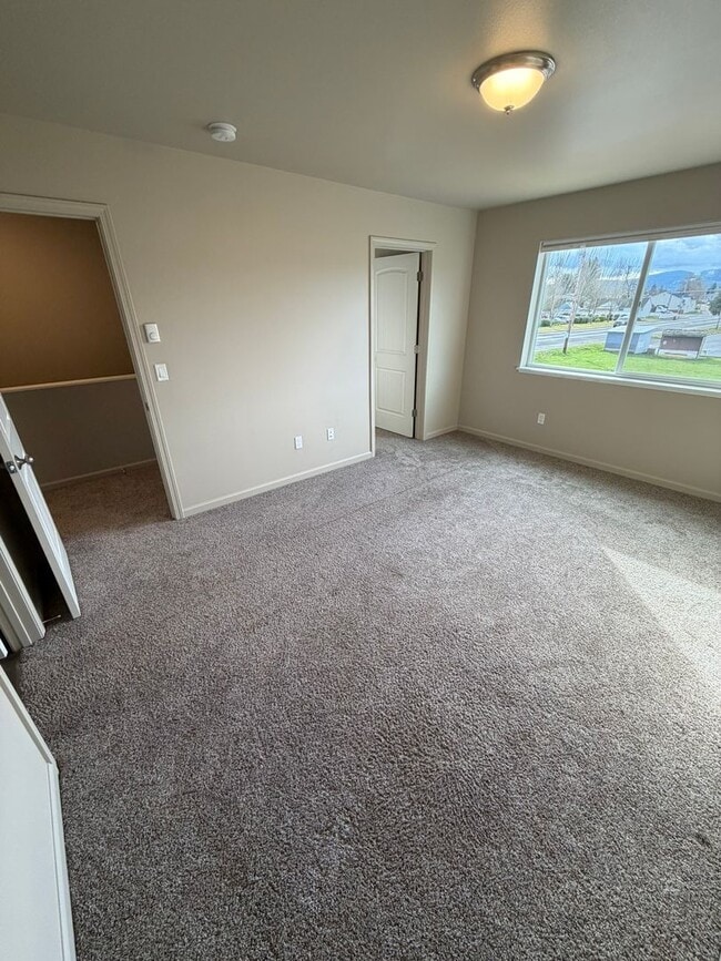 Building Photo - **MOVE IN SPECIAL!** 3 Bedroom Duplex Close to Shopping and Schools!