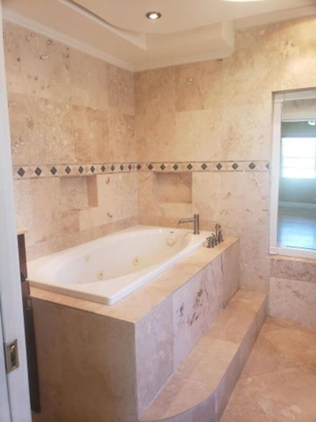 Building Photo - 812 Dogwood Rd