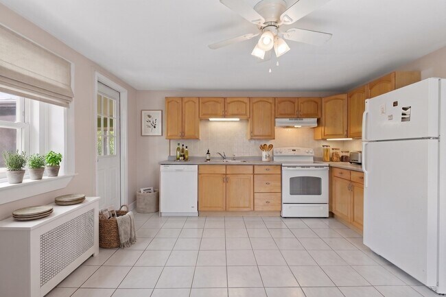 Building Photo - 869 Granite St