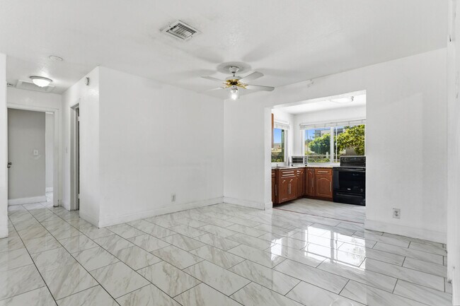 Building Photo - 2748 SW 46th Ct