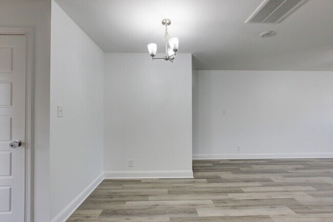Building Photo - 702 Ellie Nat Dr