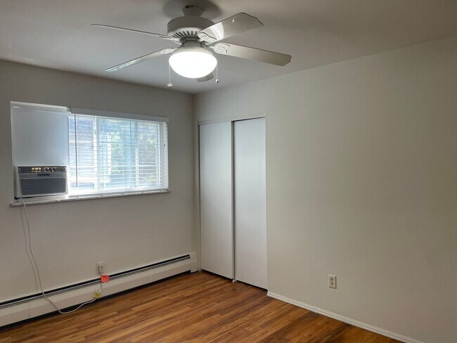 Building Photo - 2 BR IN HYDE PARK WITH OFF STREET PARKING
