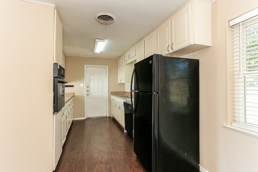 Building Photo - 6420 Valley Ridge Dr