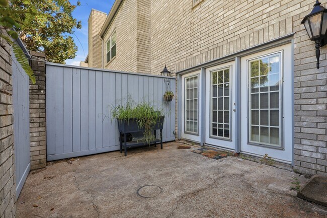 Building Photo - 506 Wilcrest Dr