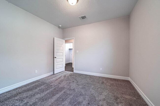 Building Photo - 133 White Steppe Way