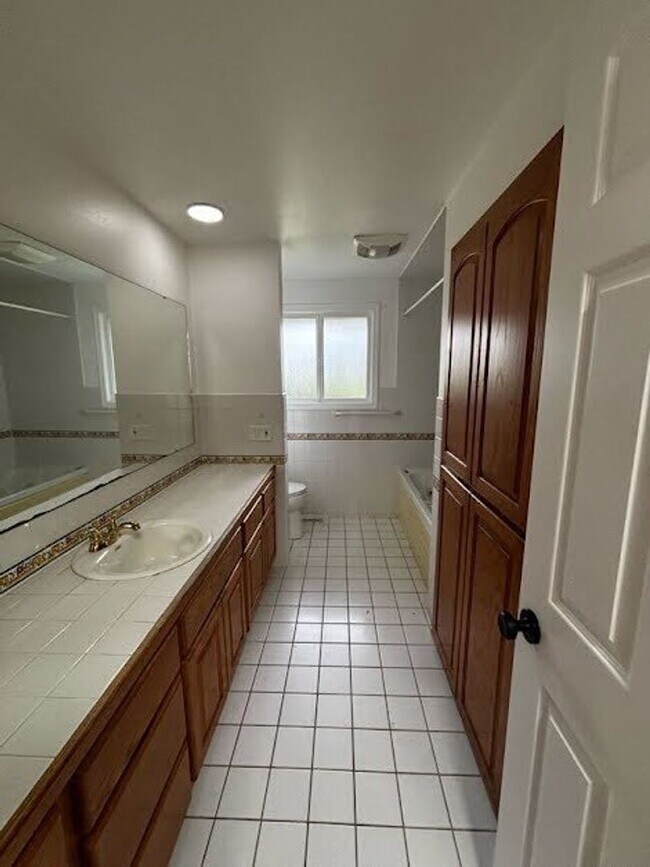 Building Photo - Charming Marysville Rambler-Style Duplex