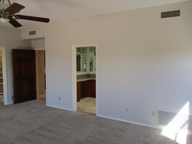 Building Photo - 4 bedroom 2.5 Bath