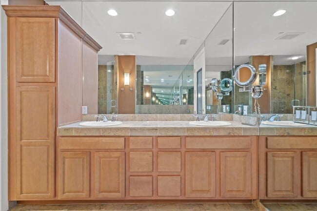 Building Photo - Fabulous Highrise Condo with Stripe Views!