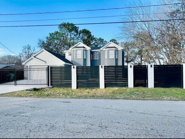 Building Photo - 2504 Ferguson Way