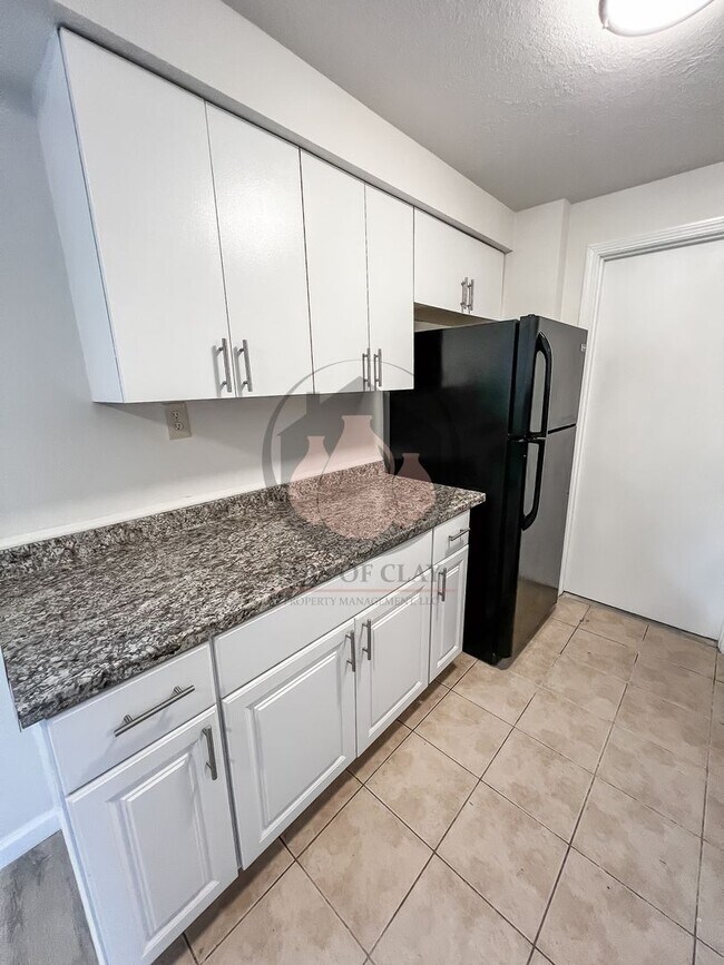 Building Photo - Skyline Rd S Duplex #2023-LL787