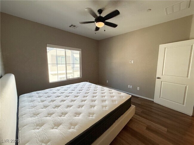 Building Photo - 525 Mossy Cup St