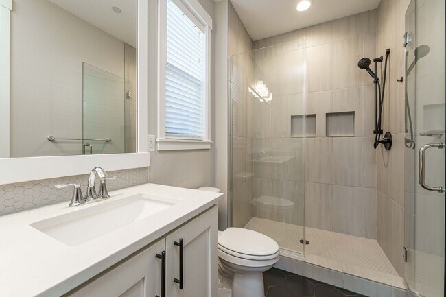Building Photo - Charming 3-Bedroom, with Office and 2 Bath...