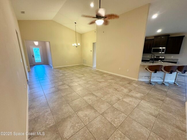 Building Photo - 590 Trymore Dr SE