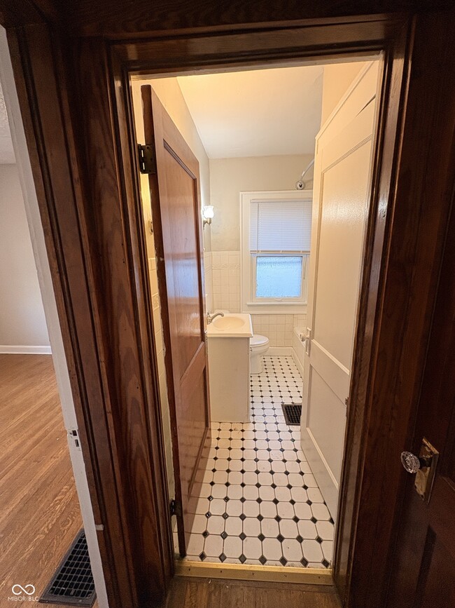 Building Photo - 6125 Kingsley Dr