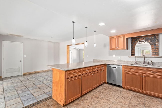 Building Photo - 1918 E Palmcroft Dr