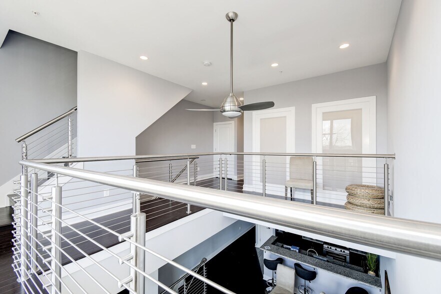 Building Photo - 2122 3rd St NE