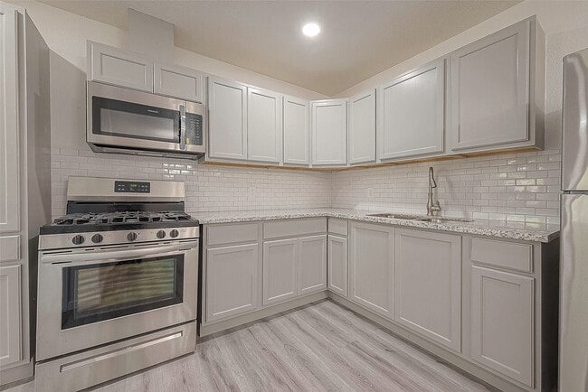 Building Photo - 715 W 9th St