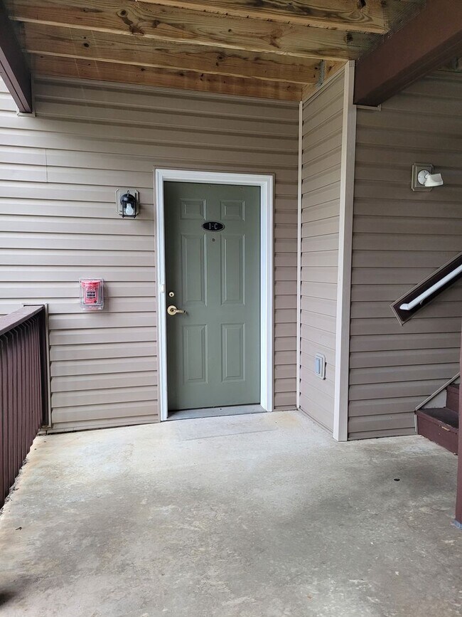 Building Photo - 670 Bassett Dr