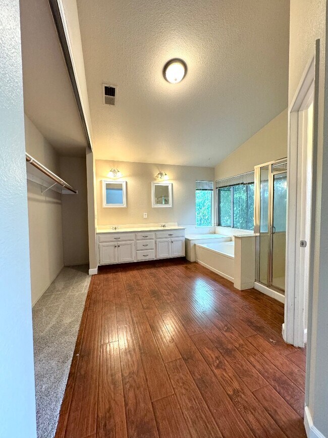 Building Photo - 5024 Rodeo Cir