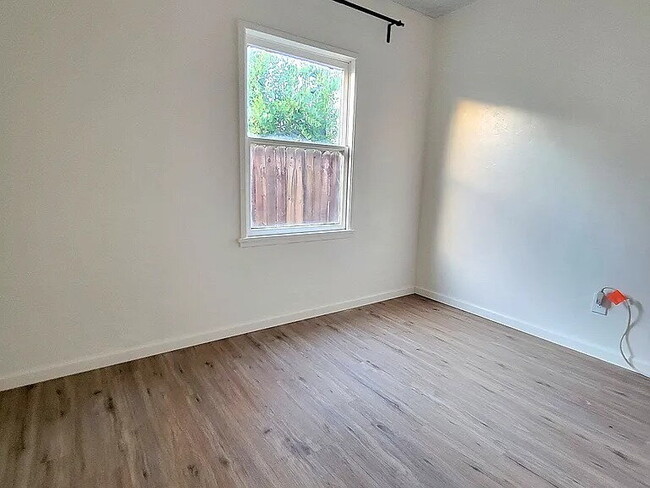 Building Photo - Nice and comfortable home