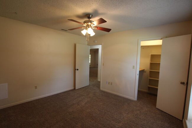 Building Photo - Oversized 4 bedroom 3 bath rental in Tyler...