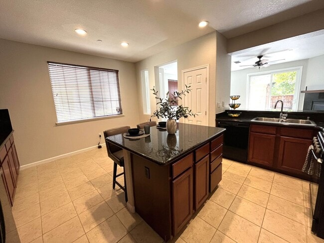 Building Photo - Spacious 3 Bedroom Condo for Rent in Linco...