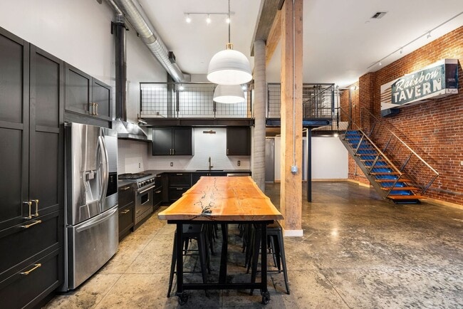 Building Photo - Gorgeous Fully Furnished Condo in Downtown...