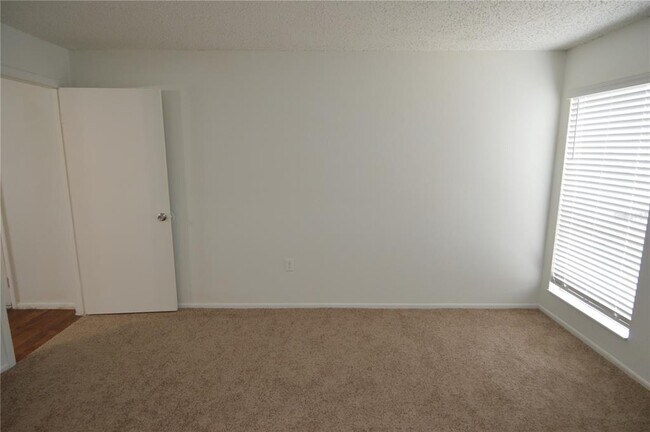 Building Photo - 8425 Cerro Cir