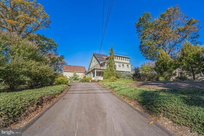 Building Photo - 313 Edgewood Dr