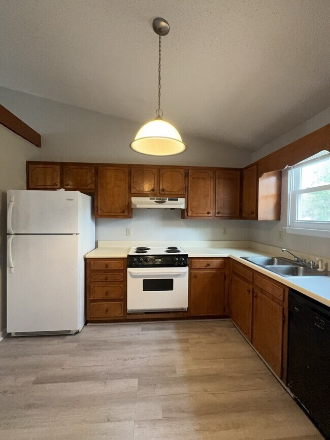 Building Photo - 233 Easy St