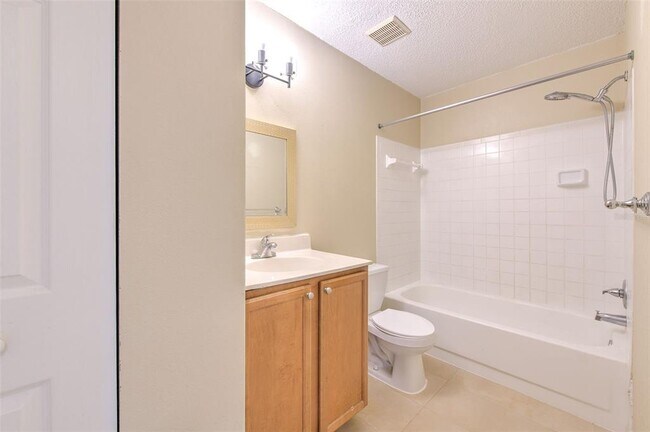Building Photo - 308 Lake Parsons Green