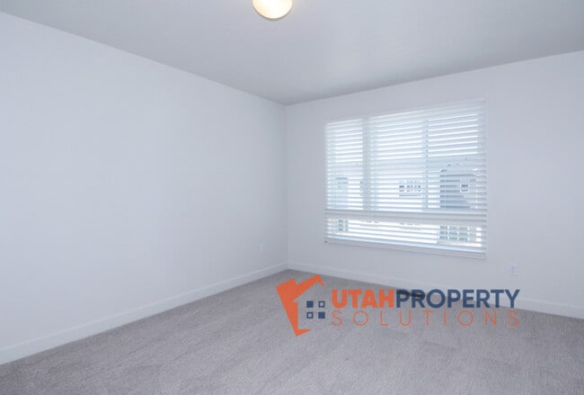 Building Photo - 1032 W 430 S