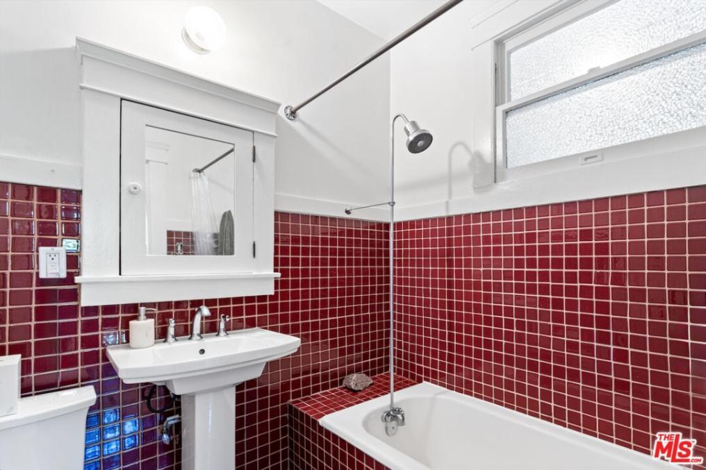 Building Photo - 2938 1/2 S La Salle Ave