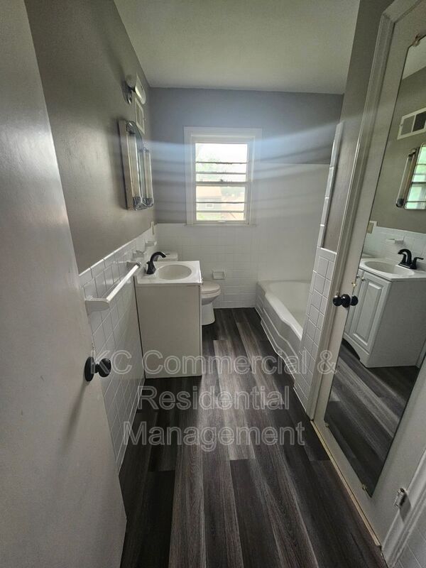 Building Photo - 802 E 75th Terrace