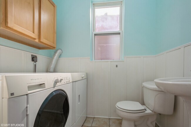 Building Photo - 1220 W Sherwin Ave