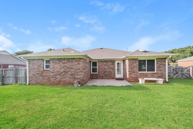 Building Photo - 202 Brook Wind Dr