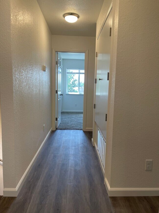 Building Photo - Townhouse in a gated community near Creeks...