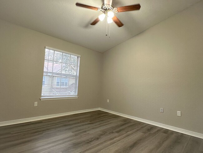 Building Photo - Crescent Place - 11-206