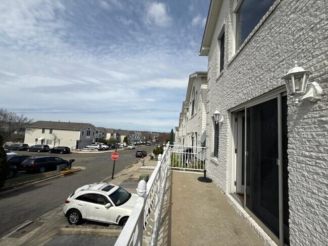Building Photo - 318 Linden Ave