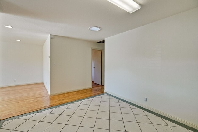 Building Photo - 1109 White Cliff Dr