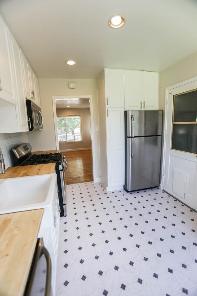 Building Photo - NEWLY LISTED $2,600 PER MONTH - GORGEOUS 3...