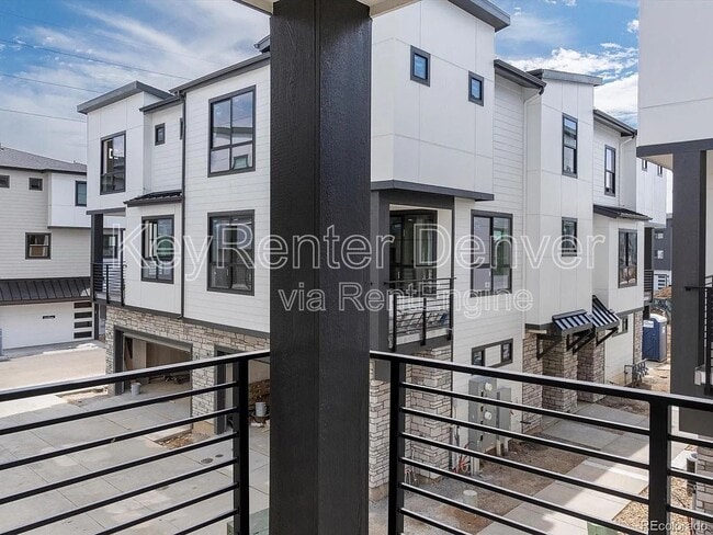 Building Photo - 2032 S Holly St