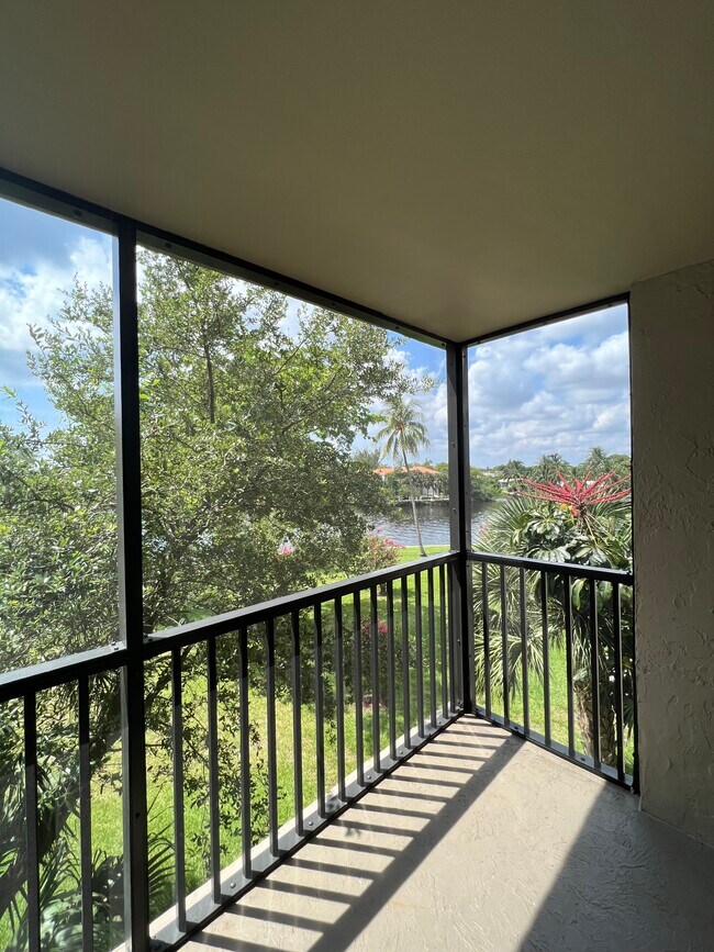 Building Photo - 7 Royal Palm Way