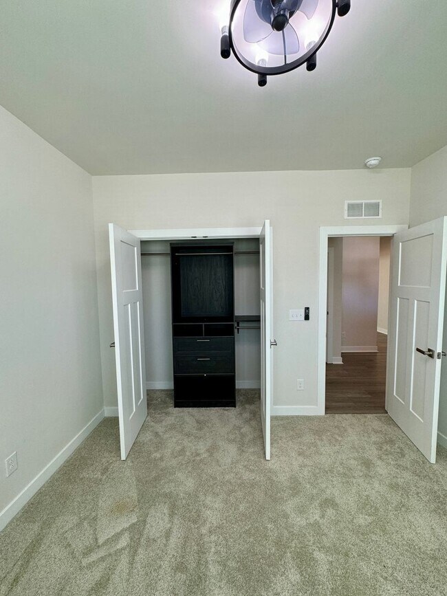 Building Photo - Beautiful, 3BR/3BA, Ranch with Bonus Room in Harrisburg