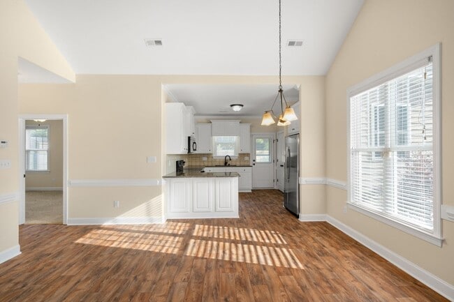 Building Photo - 2508 Chelsea Dr NW