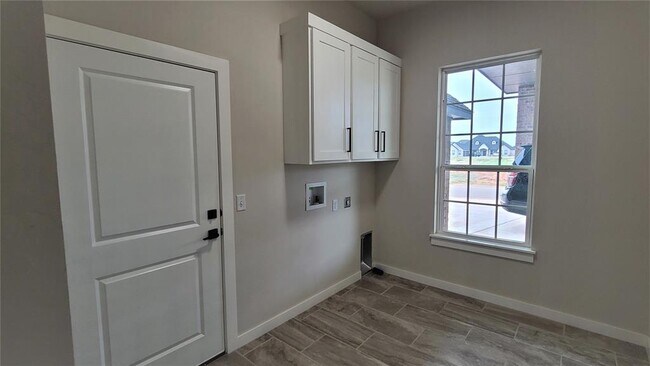 Building Photo - 9308 SW 35th St