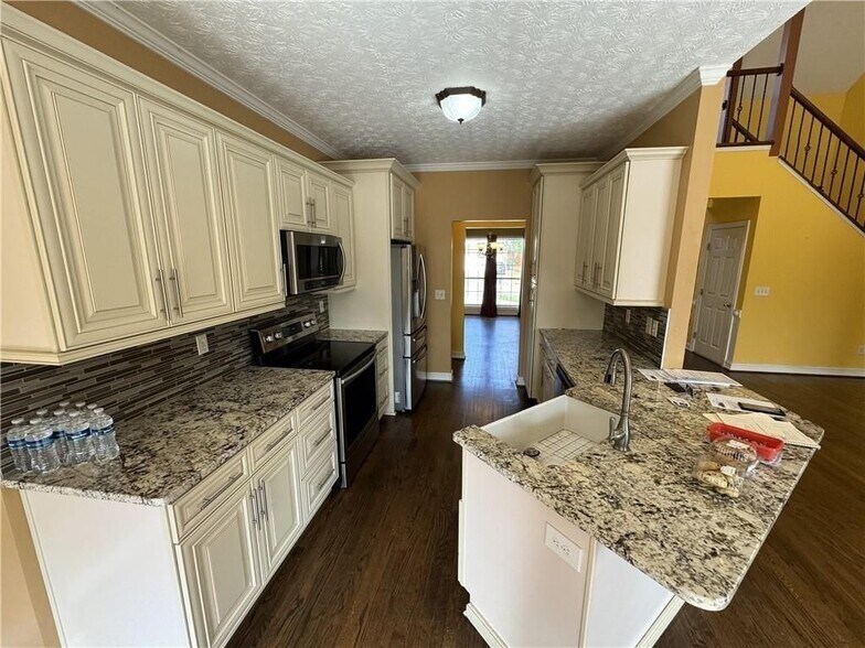 Building Photo - 2393 Hampton Park Dr NE