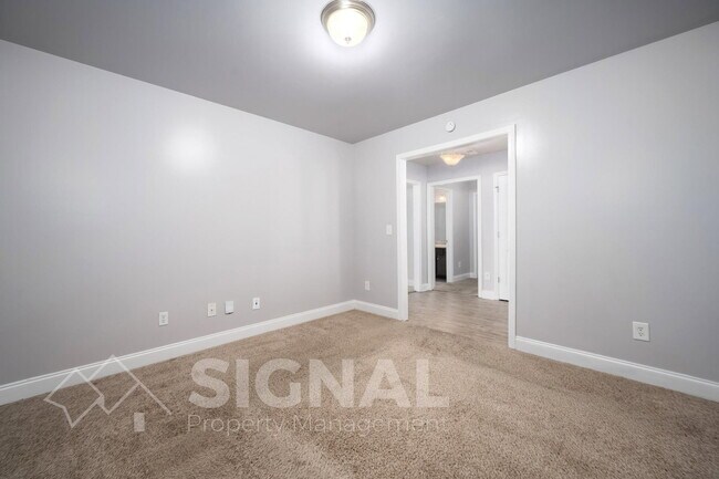 Building Photo - 473 River Crest Dr N